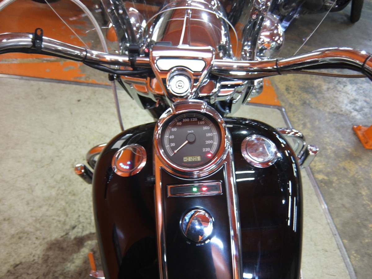 インパネ周りです！メーター右側のメッキパーツが燃料計になっていて、初見だと驚きますね！